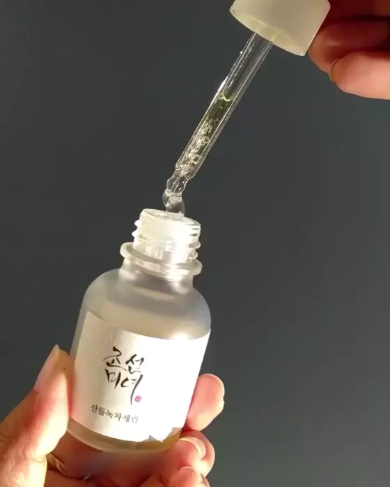 Текстура успокаивающей сыворотки с зеленым чаем и пантенолом Beauty Of Joseon Calming Serum: Green Tea+Panthenol