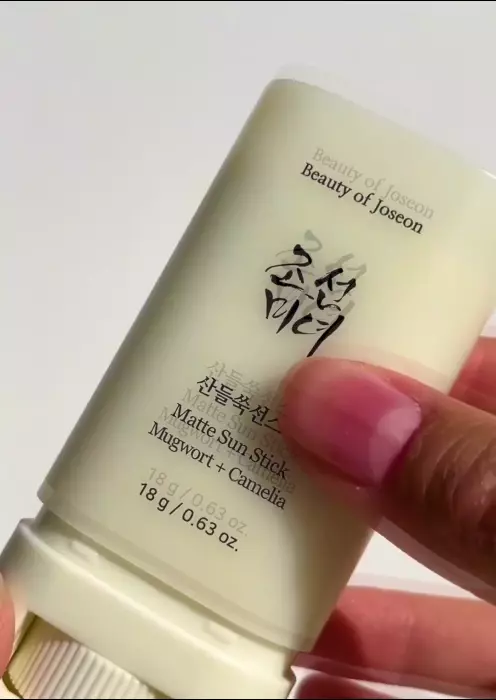 Текстура солнцезащитного стика Beauty Of Joseon Matte Sun Stick: Mugwort + Camelia SPF 50+ PA++++
