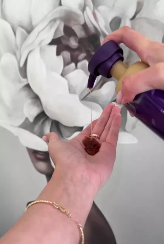 Текстура преміального регенеруючого шампуня Daeng Gi Meo Ri Vitalizing Premium Shampoo