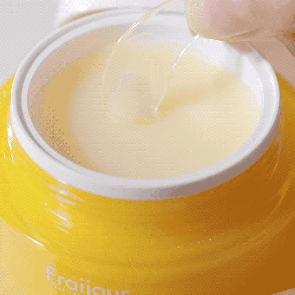 Текстура гидрофильного бальзама Fraijour Yuzu Honey All Cleansing Balm