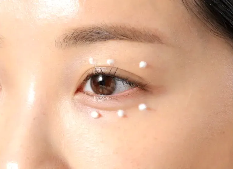 Текстура крема под глаза Medi peel Peptide 9 Aqua Essence Lifting Eye Cream