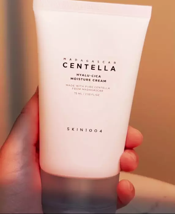 Текстура крему SKIN1004 Madagascar Centella Hyalu-Cica Moisture Cream