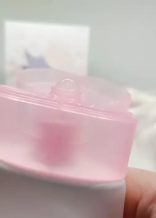 Текстура крему для звуження пор SKIN1004 Madagascar Centella Poremizing Light Gel Cream