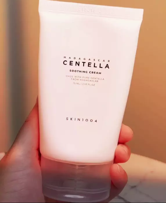 Текстура крема SKIN1004 Madagascar Centella Soothing Cream